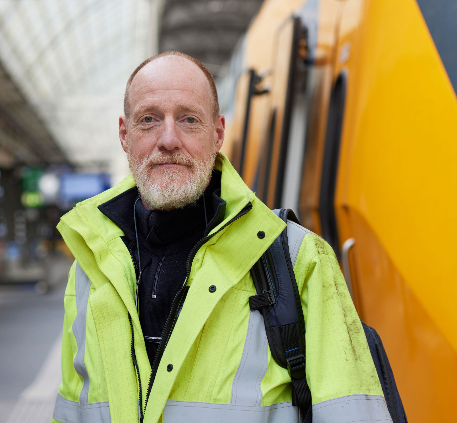 Bert bij een trein op een station