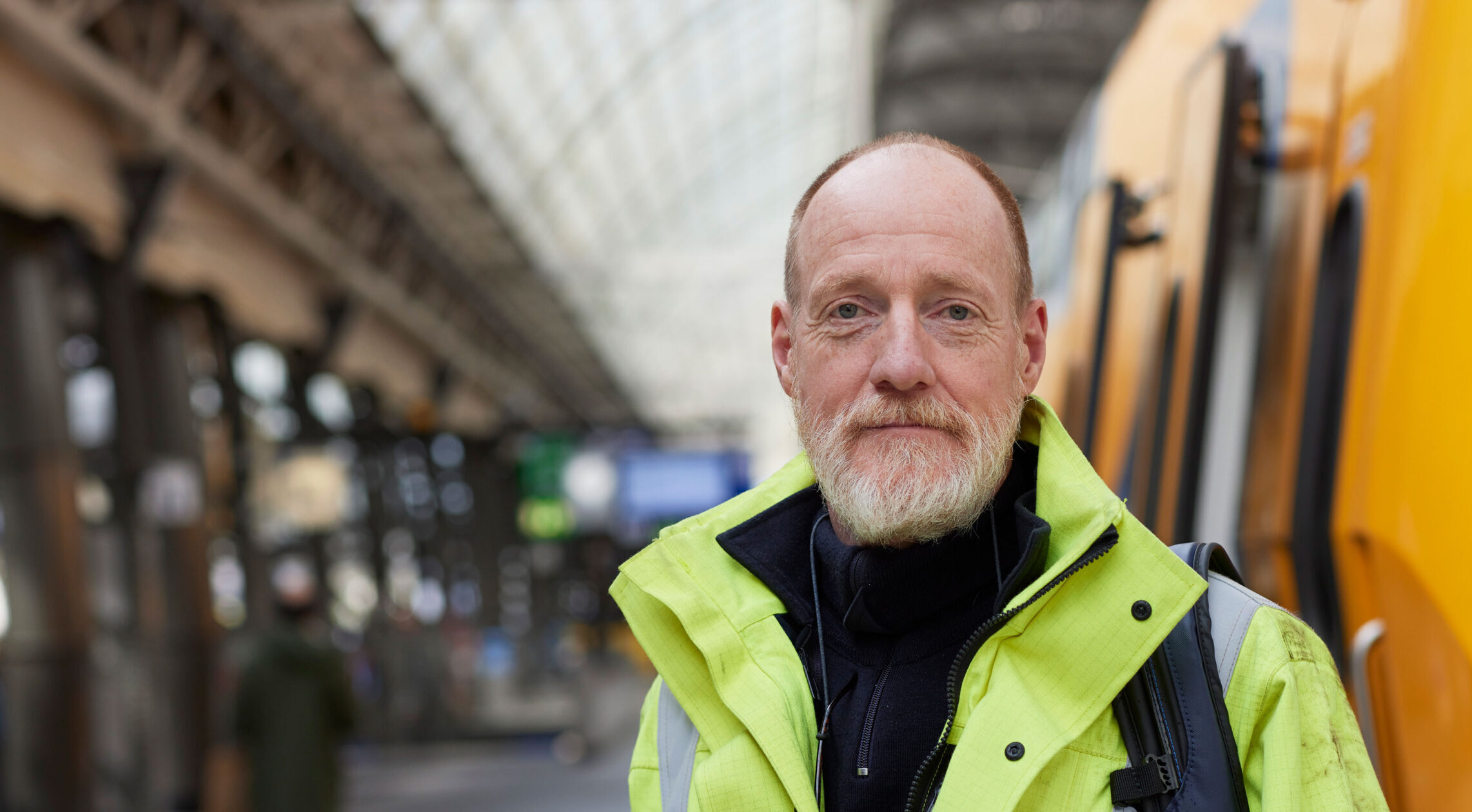 Afbeelding van bert bij een NS trein op een station