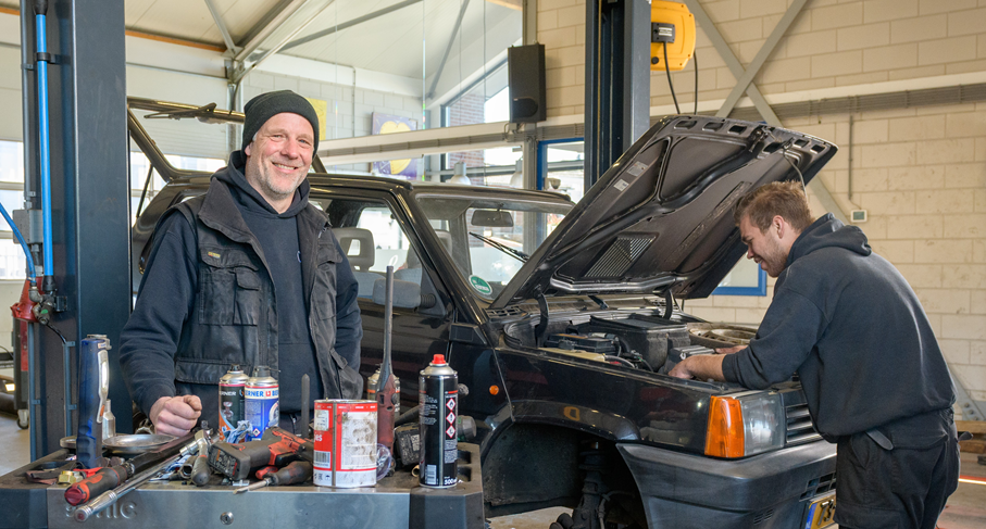 Werkgever in een werkplaats met een werknemer